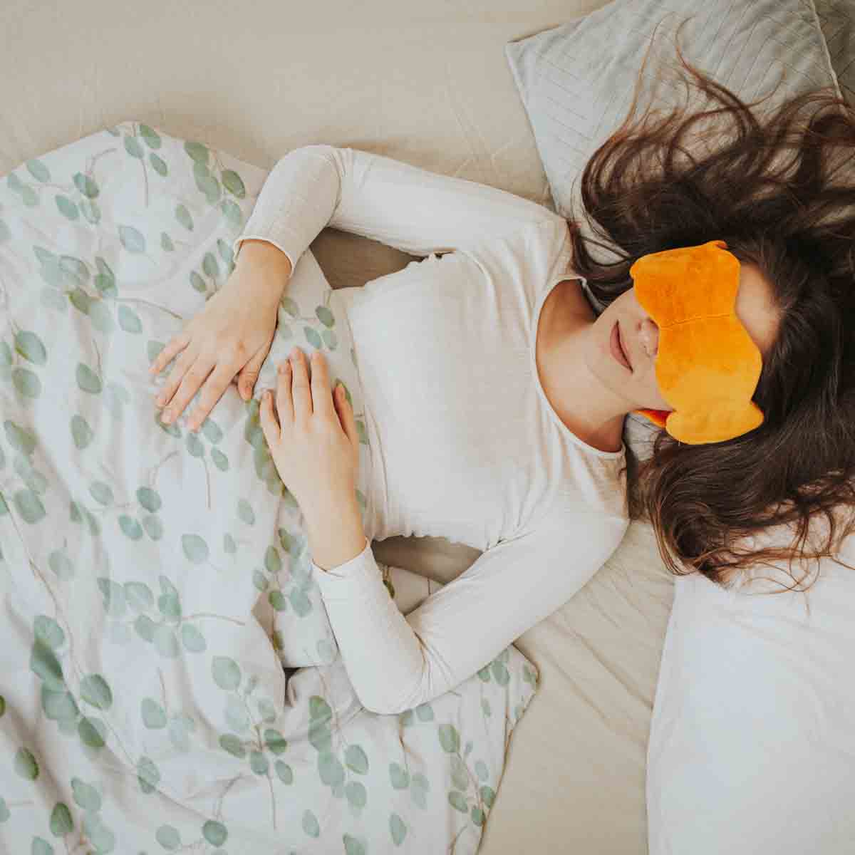 Juego de ropa de cama con mantas terapéuticas blancas con ramas de eucalipto