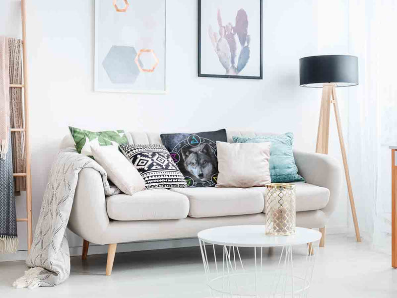 Almohada de salud gris con lobo