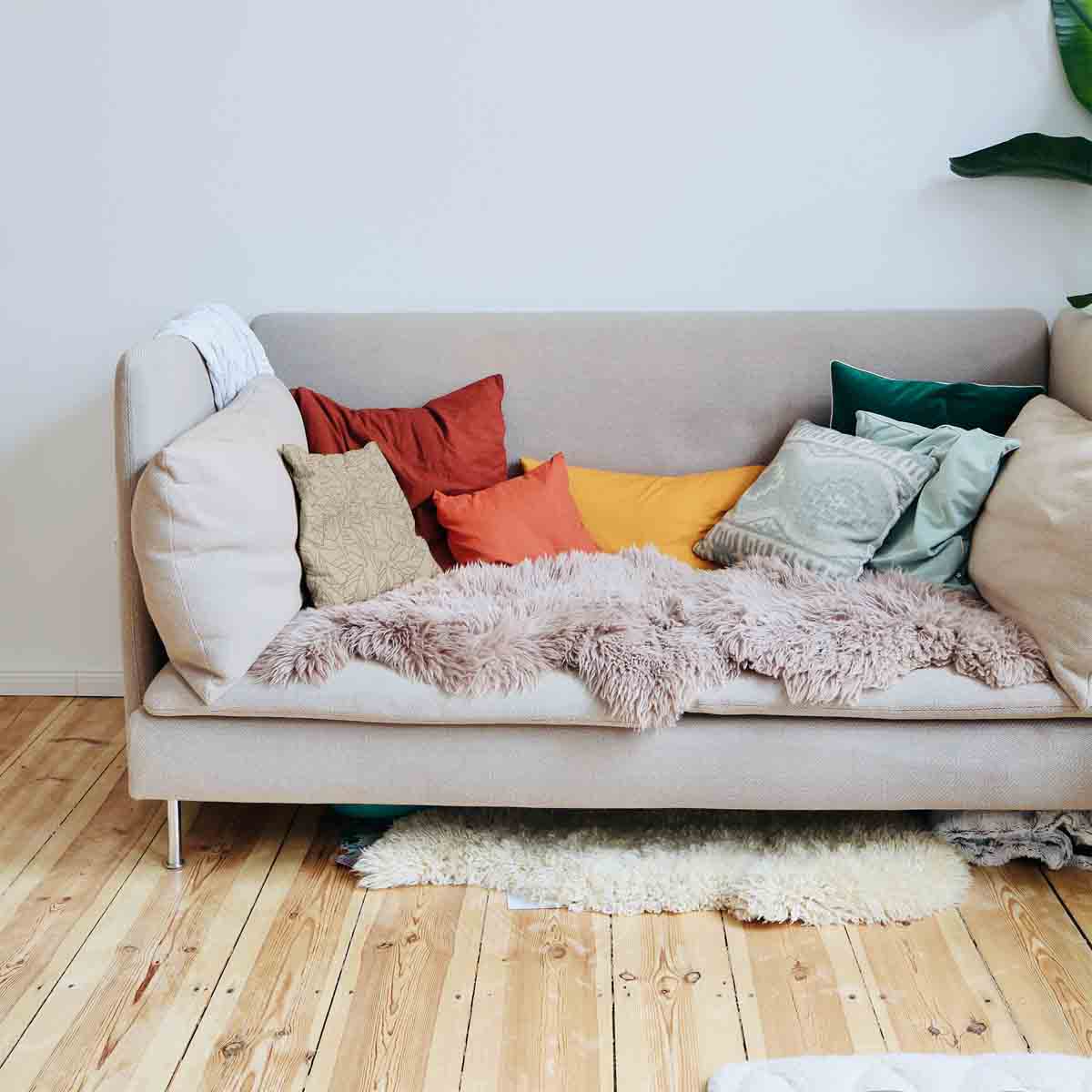 Almohada de salud beige con forma de hoja negra