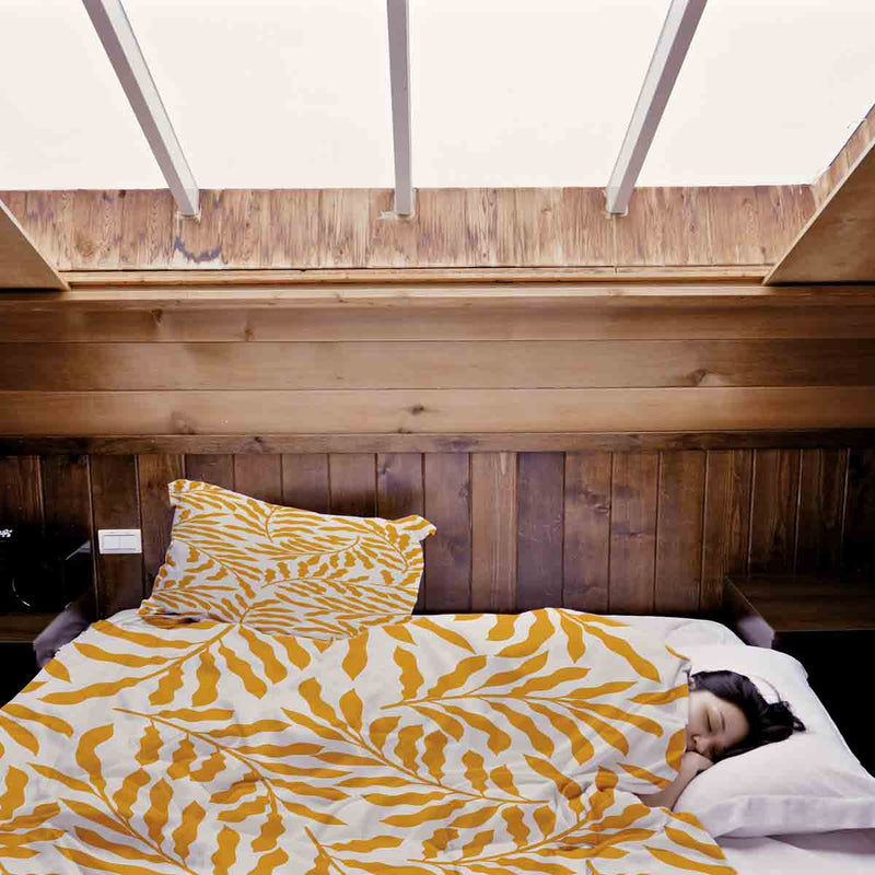 Set de ropa de cama con mantas terapéuticas y ramas amarillas