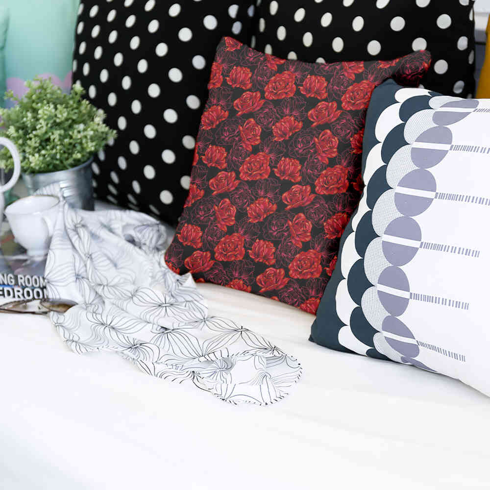 Almohada de salud negra con rosas rojas