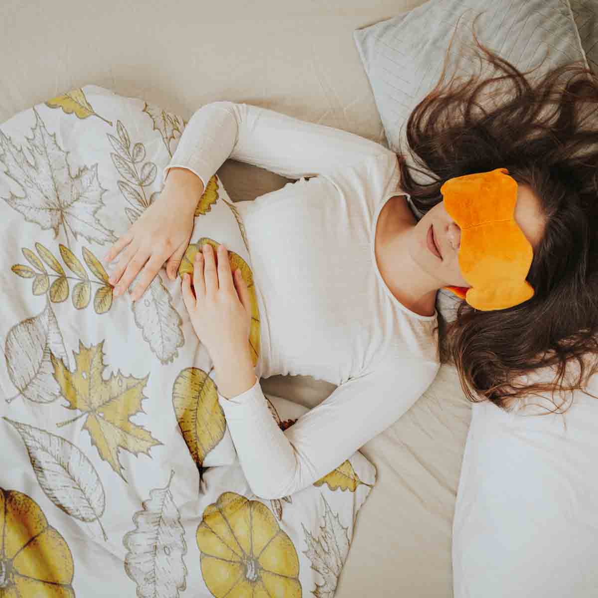 Juego de ropa de cama con manta terapéutica blanca con hoja y calabaza