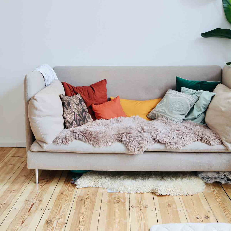 Almohada de salud negra con hojas moradas