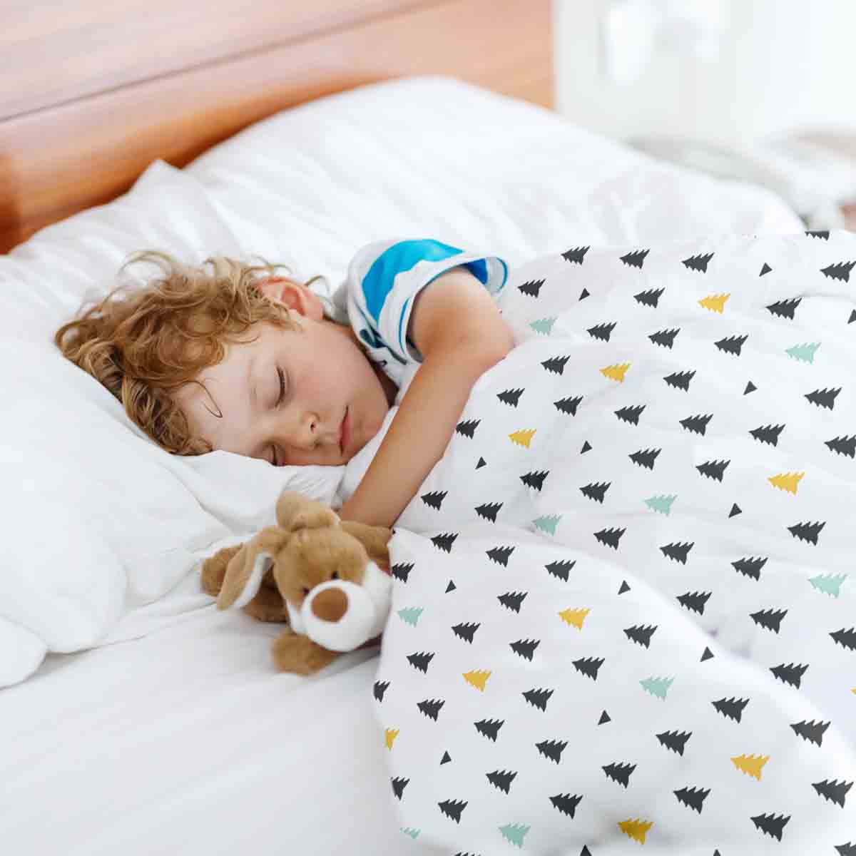 Set de ropa de cama con mantas terapéuticas y pequeños abetos