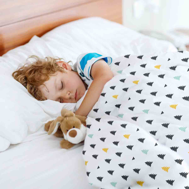 Set de ropa de cama con mantas terapéuticas y pequeños abetos