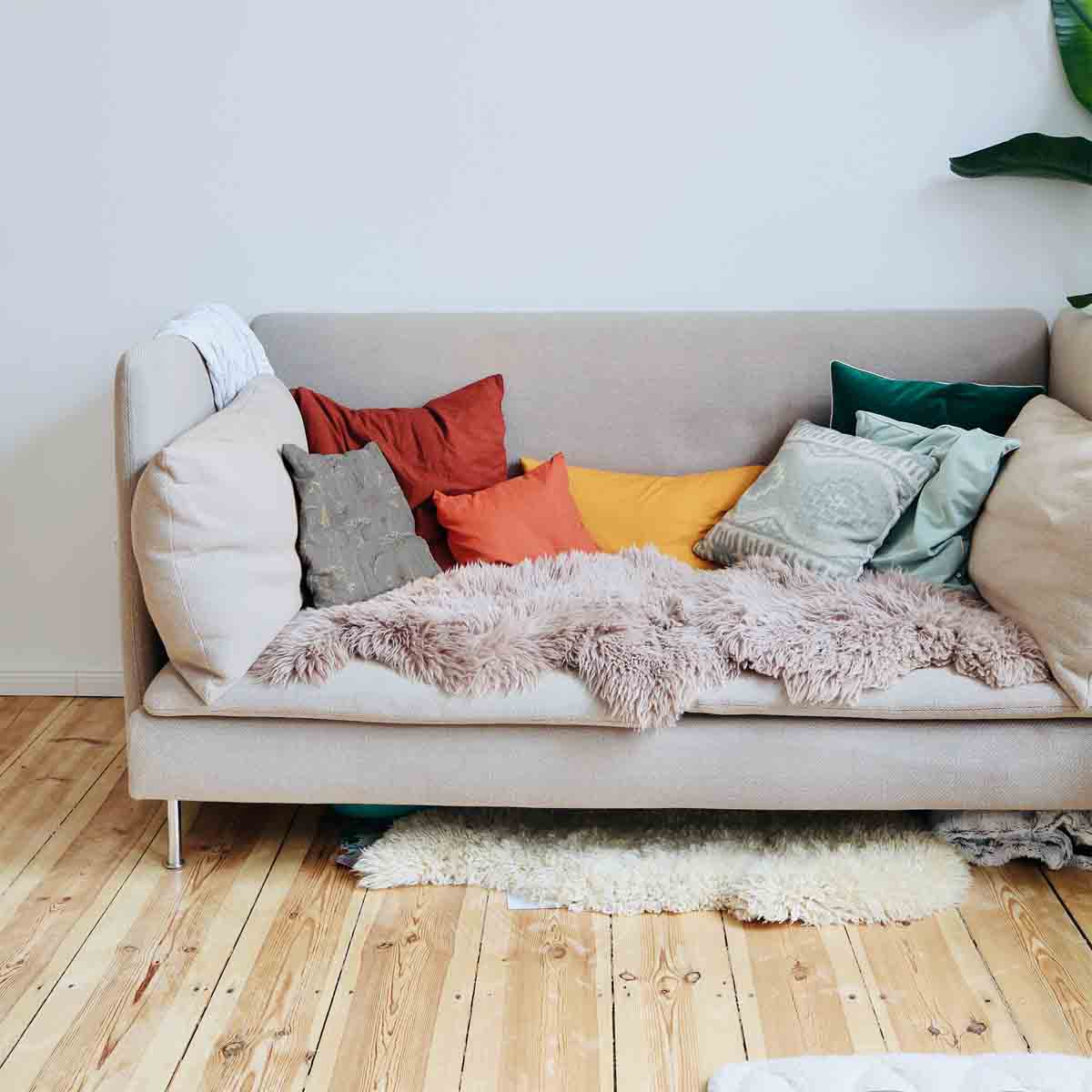 Almohada de salud gris con plantas doradas