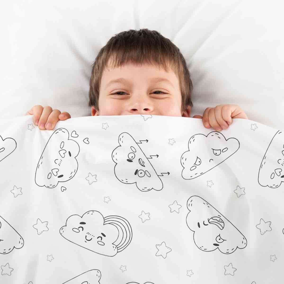 Set de ropa de cama con manta terapéutica blanca con nubes divertidas
