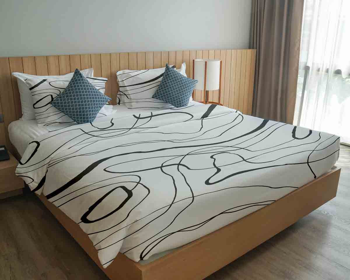 Set de ropa de cama con mantas terapéuticas y líneas serpenteantes negras