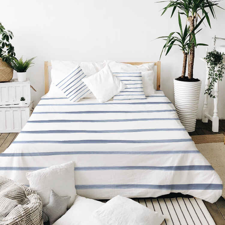 Set de ropa de cama con mantas terapéuticas y rayas horizontales azules