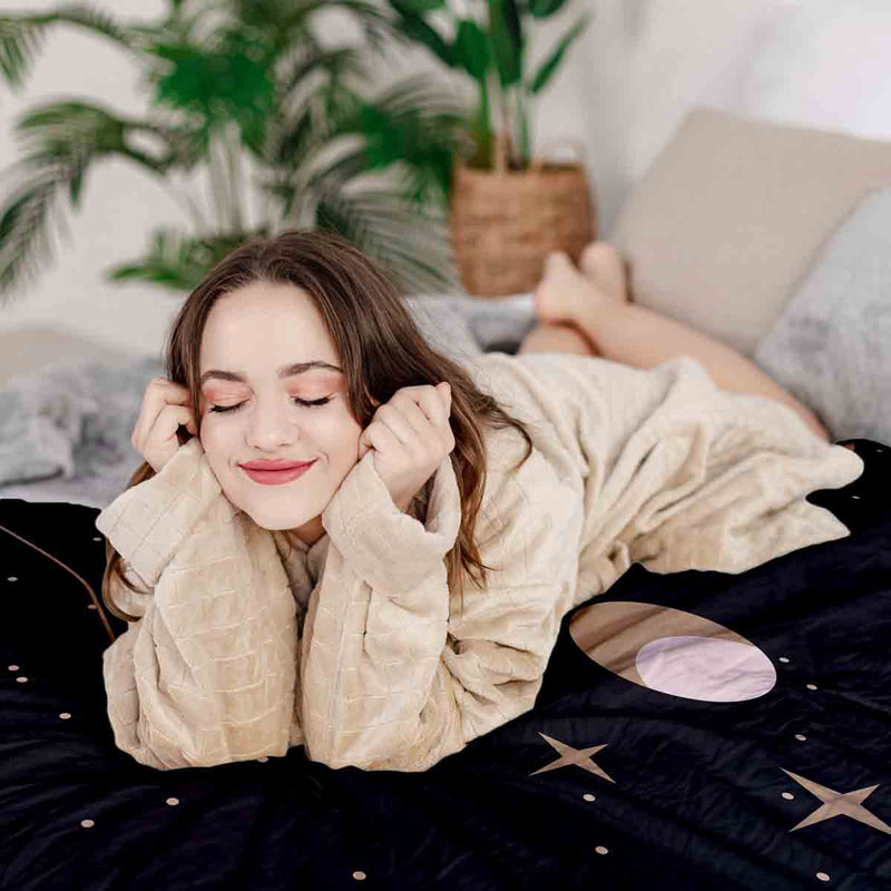 Juego de ropa de cama con manta terapéutica negro con sol, luna y estrellas