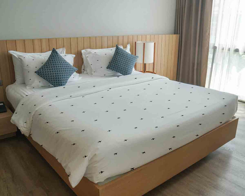 Set de ropa de cama con manta terapéutica blanca con aviones
