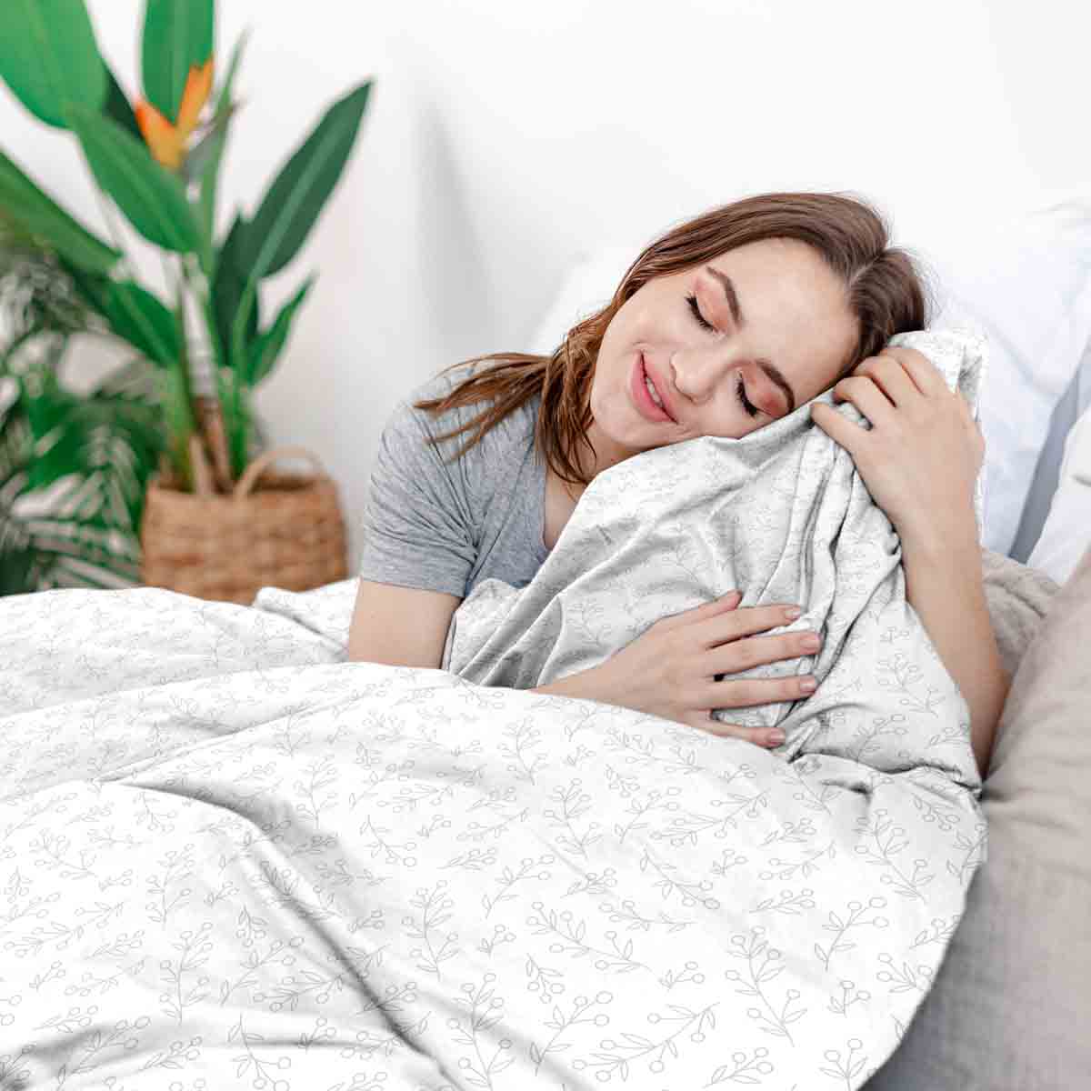 Set de ropa de cama con mantas terapéuticas blancas con delicadas ramas