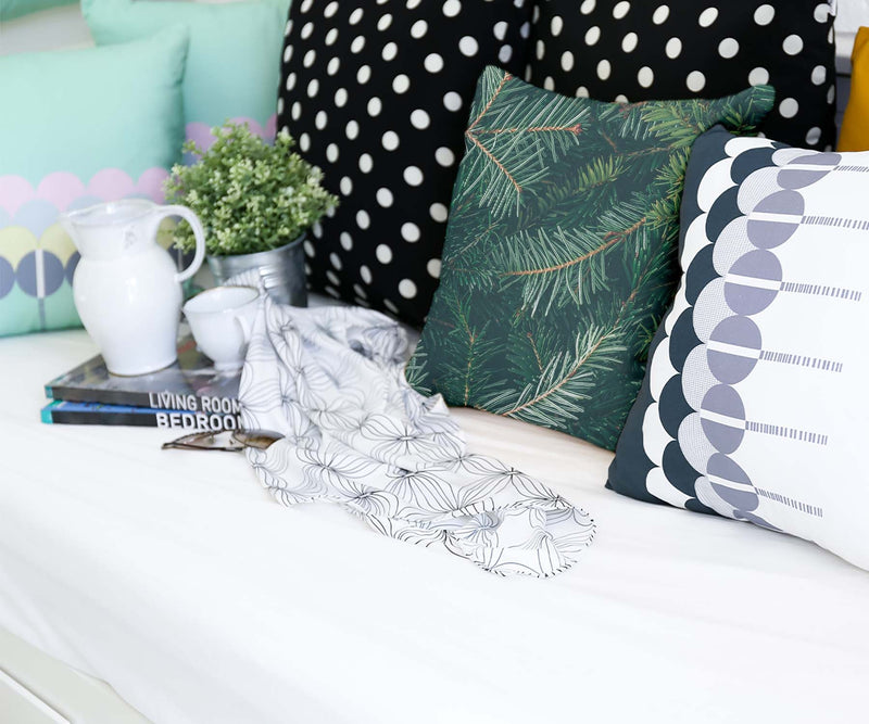 Almohada de salud con ramas verdes de abeto