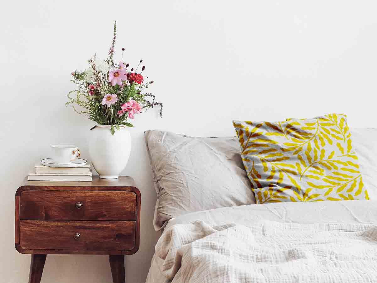 Almohada de salud con ramas amarillas