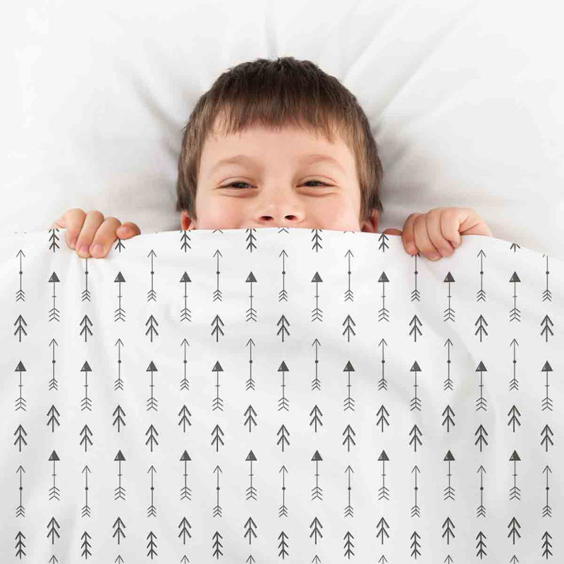 Set de ropa de cama con manta terapéutica blanca con muchas flechas negras