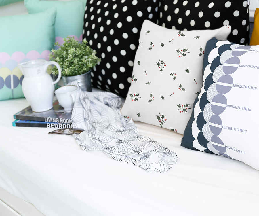 Almohada de salud blanca con ramas de muérdago