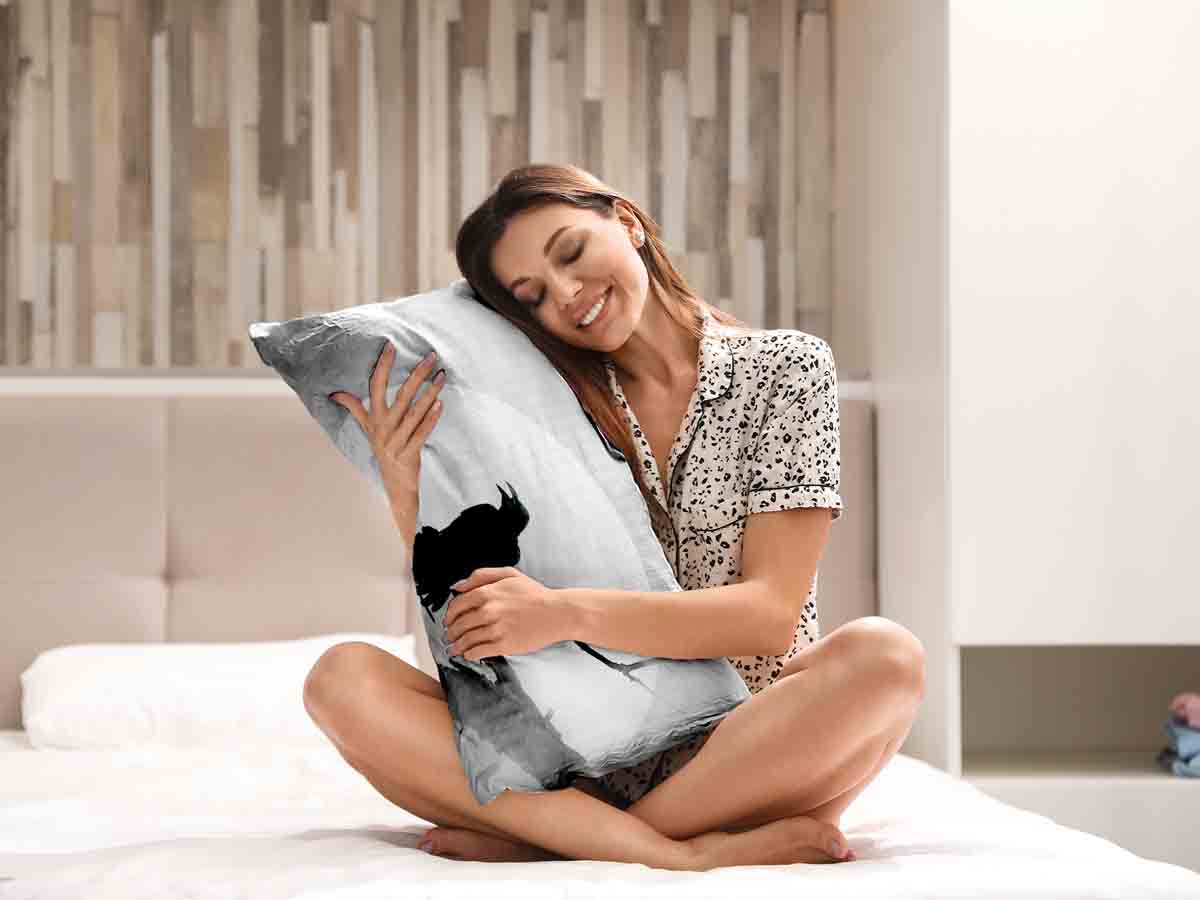 Almohada de salud Cuervo a la luz de la luna