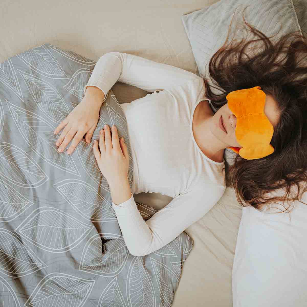 Set de ropa de cama con manta terapéutica gris con hojas de palma blancas