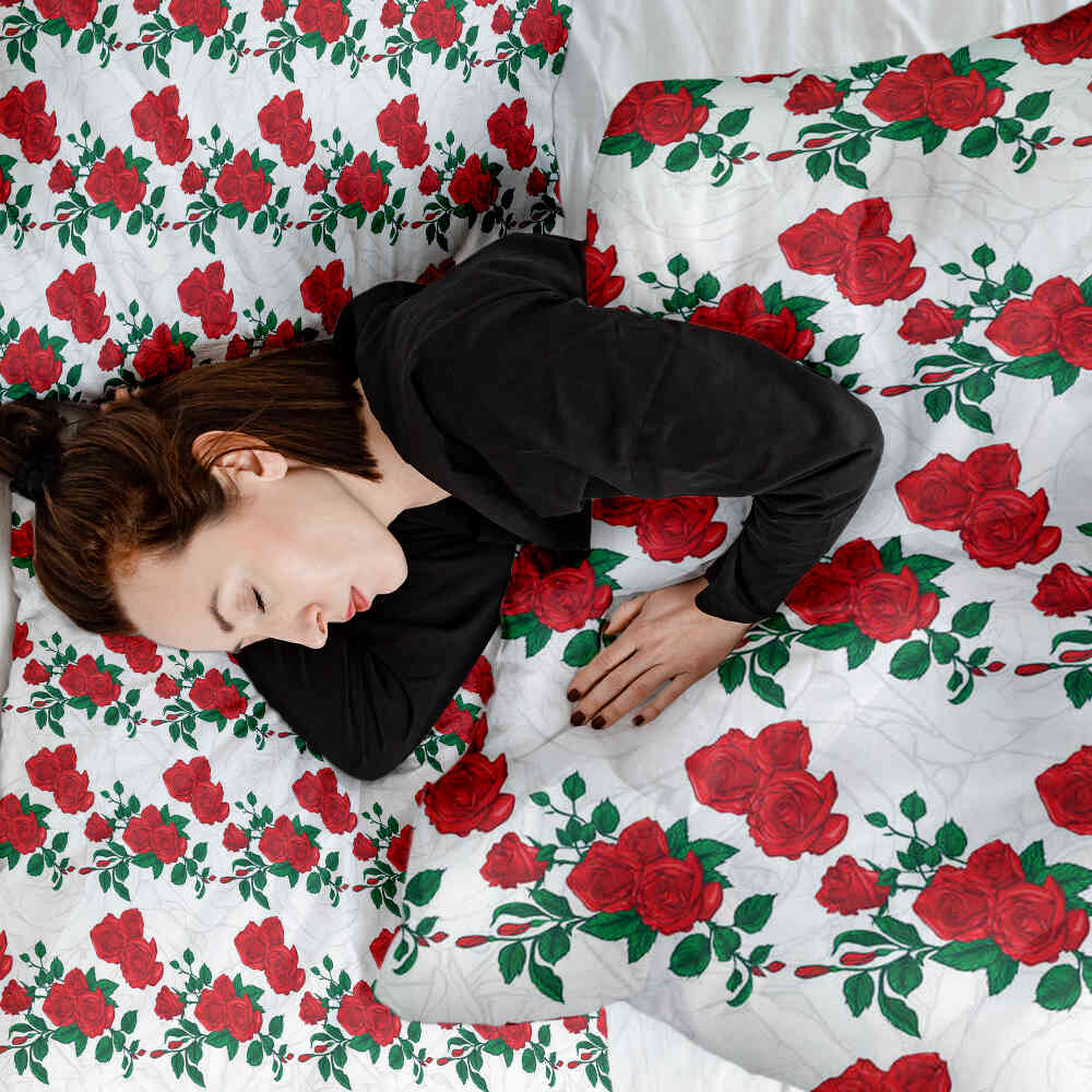 Juego de ropa de cama con manta terapéutica blanca con arbusto de rosas