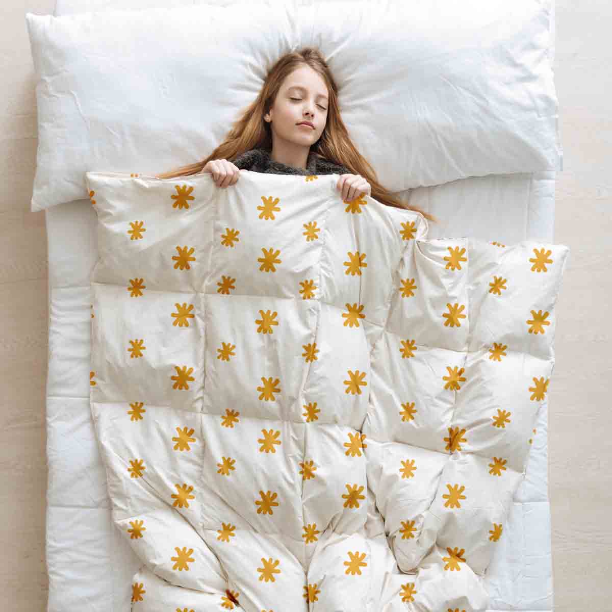 Set de ropa de cama con manta terapéutica y flores amarillas