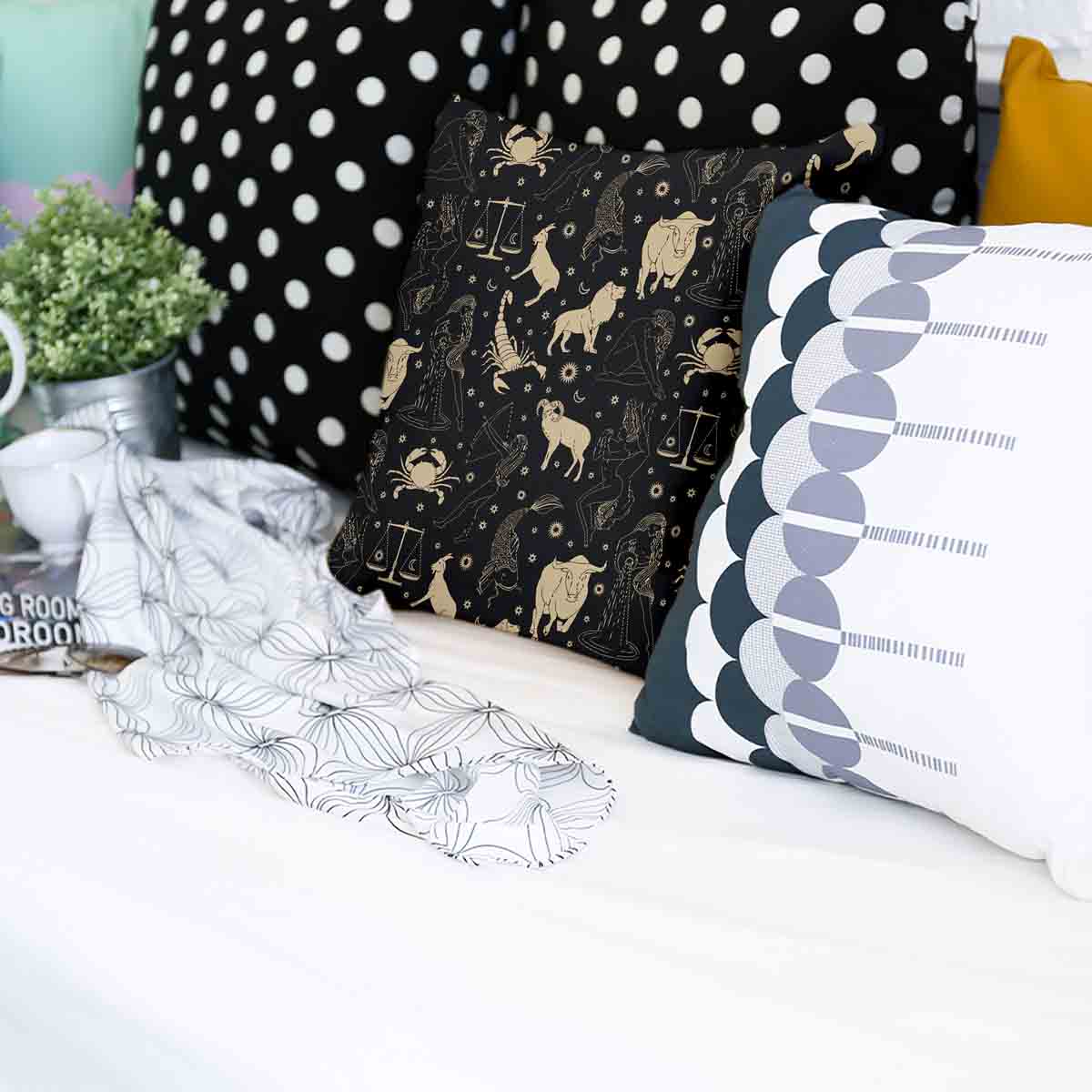 Almohada de salud negra con constelaciones