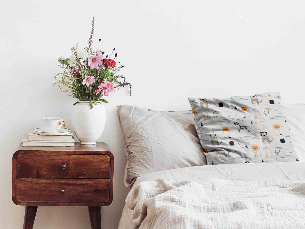 Almohada de salud blanca con animales del zoológico