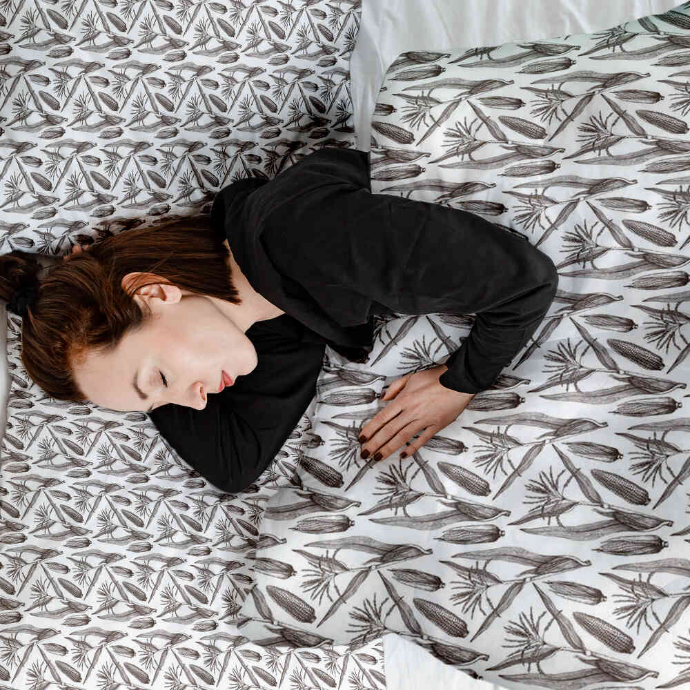 Juego de ropa de cama con manta terapéutica blanca con maíz