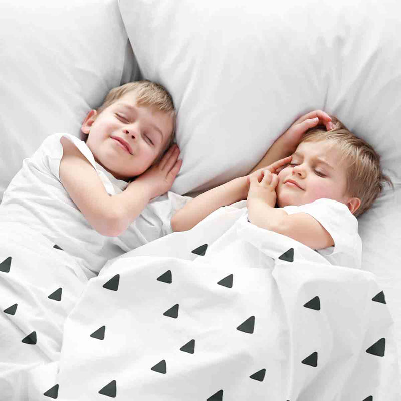 Juego de ropa de cama con mantas terapéuticas blancas con triángulos en negro