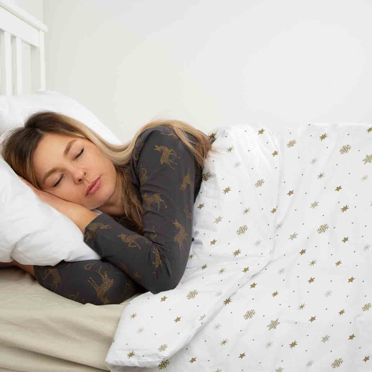 Set de ropa de cama con manta terapéutica blanca con estrellas doradas
