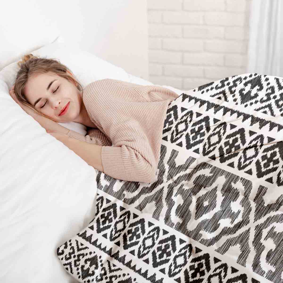 Juego de ropa de cama con mantas terapéuticas y formas negras