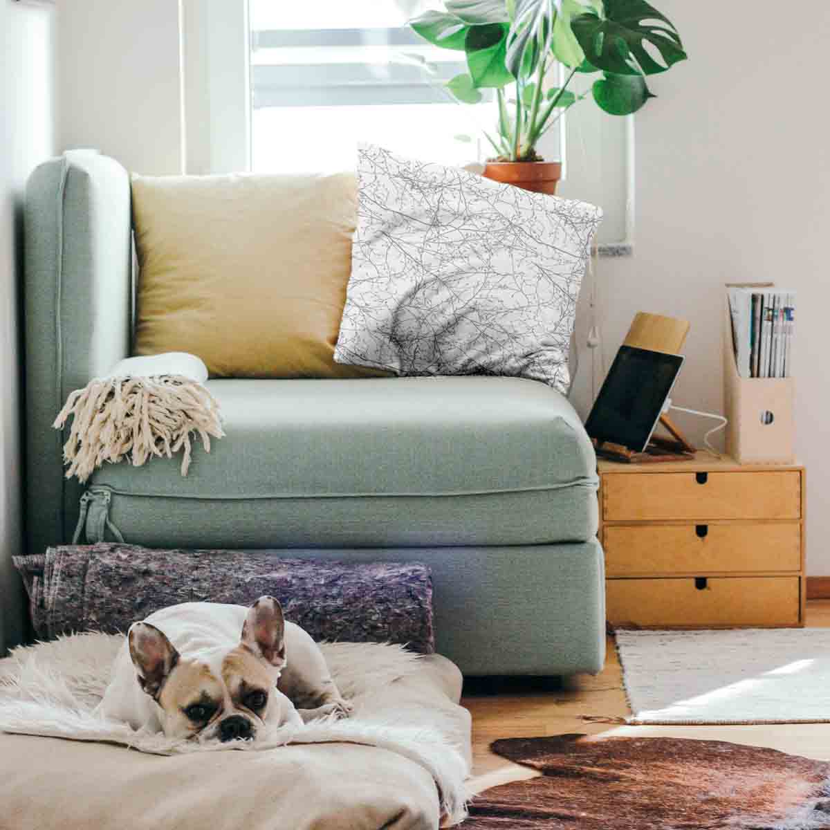 Almohada de salud blanca con delicadas ramas grises