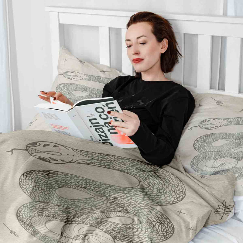 Juego de ropa de cama beige con manta terapéutica y serpiente