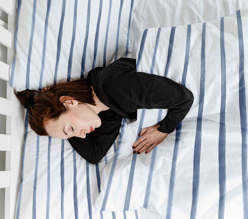 Set de ropa de cama con mantas terapéuticas y rayas horizontales azules