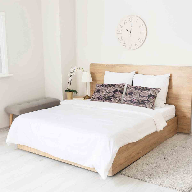 Almohada de salud negra con hojas moradas