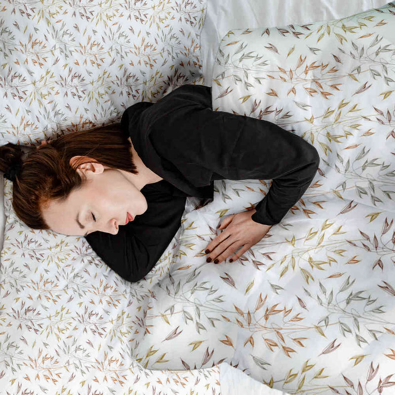 Set de ropa de cama con mantas terapéuticas y delicadas ramas coloridas