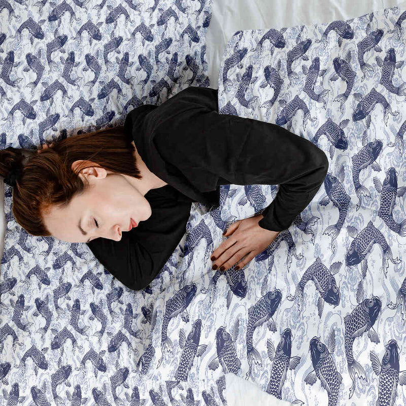 Set de ropa de cama con mantas terapéuticas y kois azules