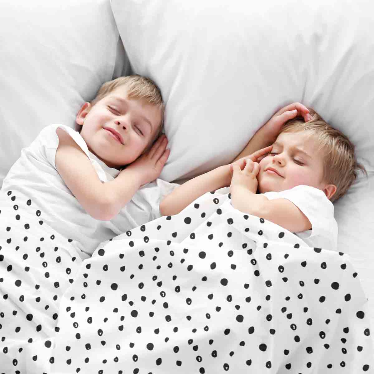 Juego de ropa de cama con manta terapéutica blanca con muchos puntos pequeños