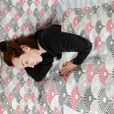 Juego de ropa de cama con mantas terapéuticas y flores abstractas coloridas