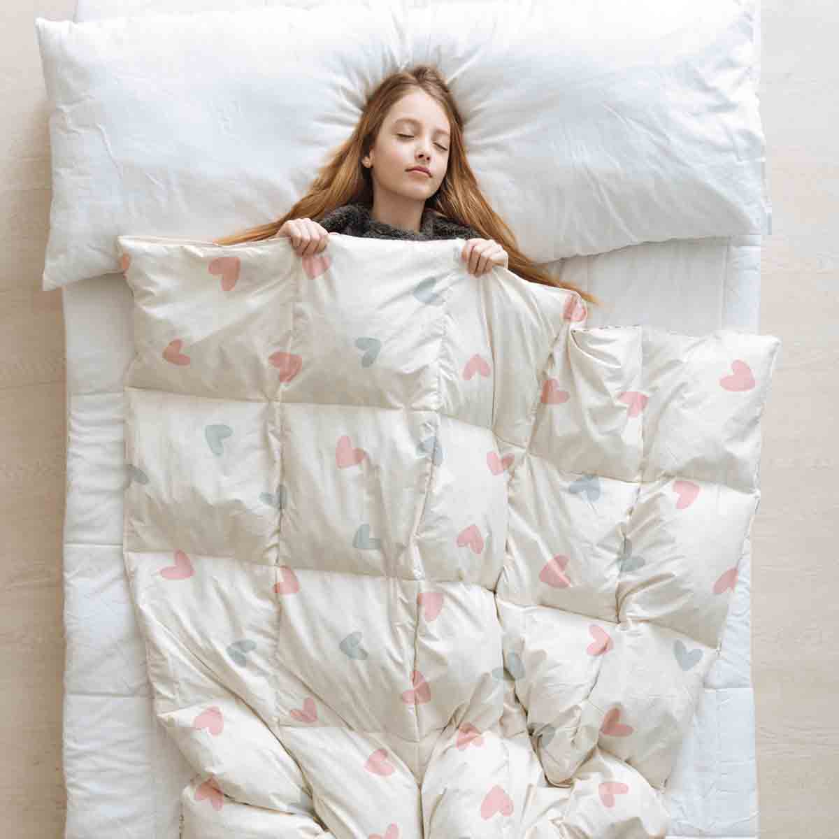 Juego de ropa de cama con manta terapéutica blanca con pequeños corazones