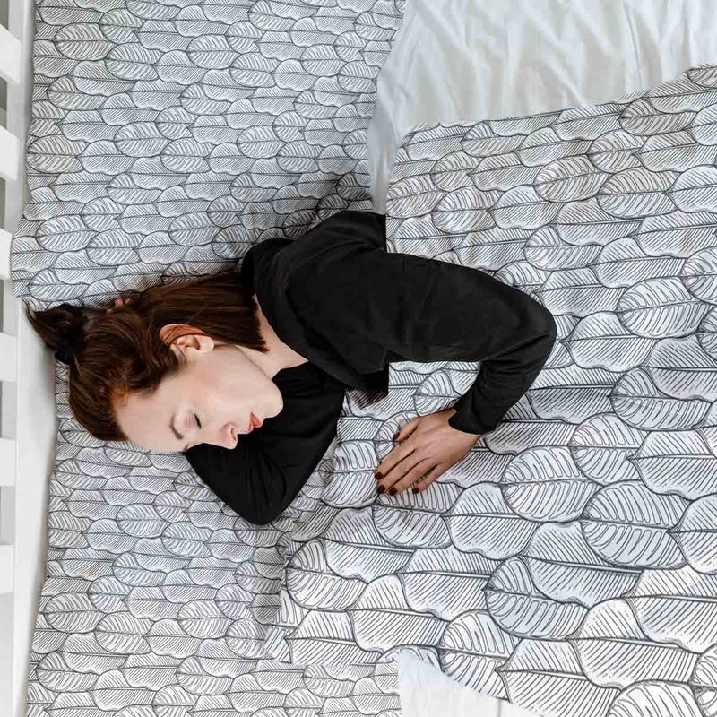 Juego de ropa de cama con manta terapéutica gris con hojas de arce