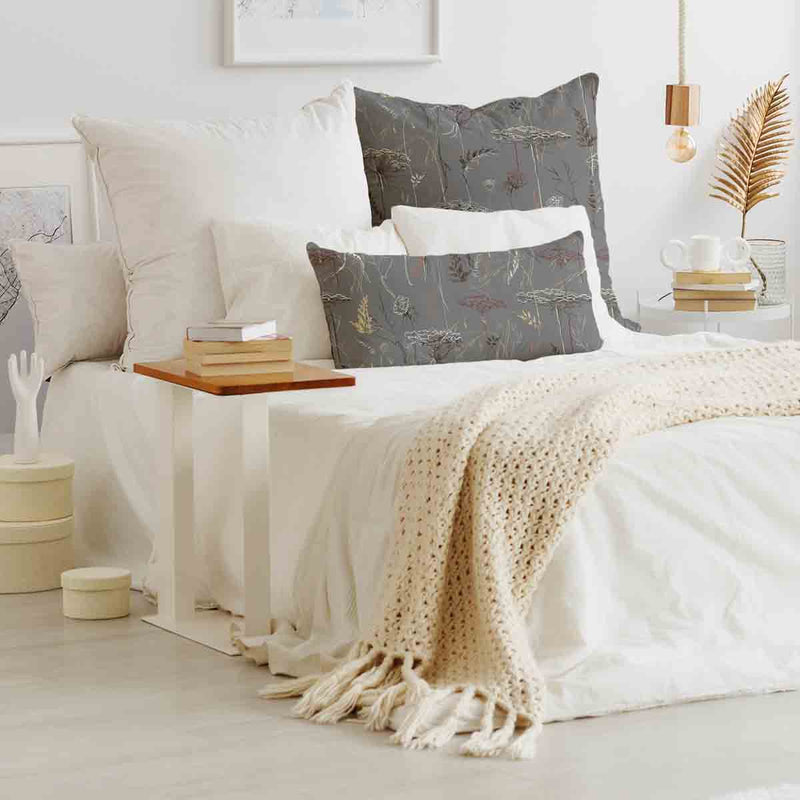 Almohada de salud gris con plantas doradas