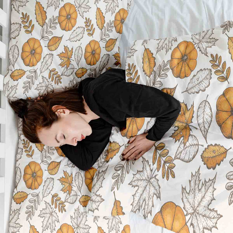 Juego de ropa de cama con manta terapéutica blanca con hoja y calabaza