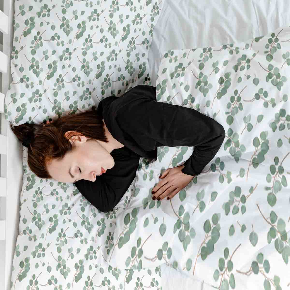 Juego de ropa de cama con mantas terapéuticas blancas con ramas de eucalipto