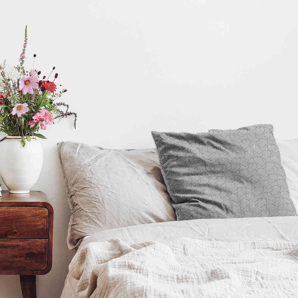 Almohada de salud gris corazones geométricos