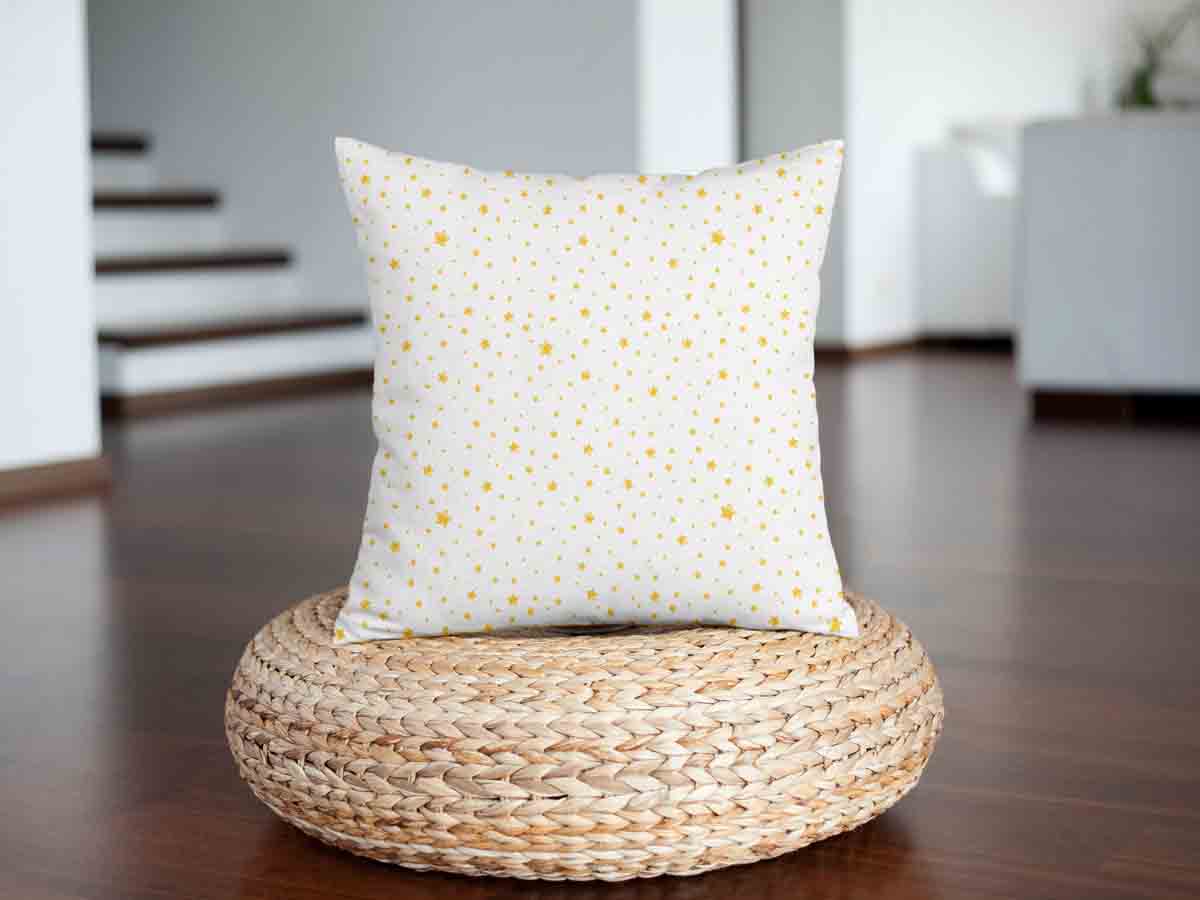 Almohada de salud blanca con estrellas amarillas