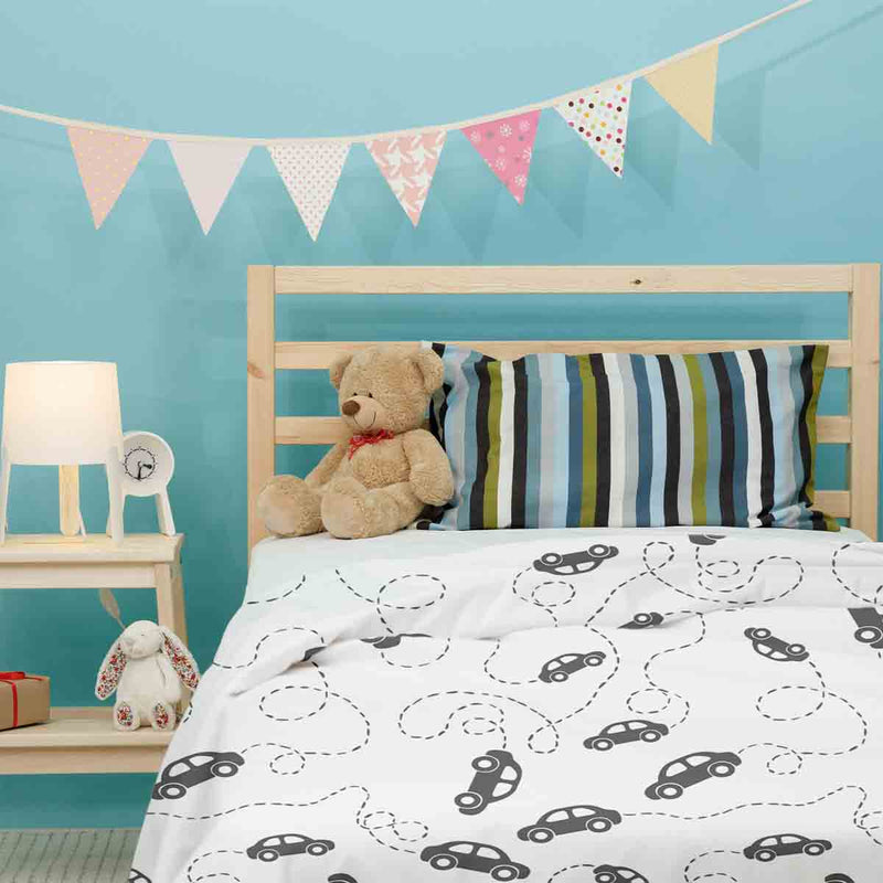 Set de ropa de cama con mantas terapéuticas y autos negros