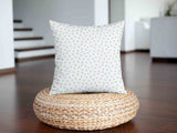 Almohada de salud blanca con corazones azules