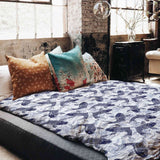 Set de ropa de cama con mantas terapéuticas y kois azules
