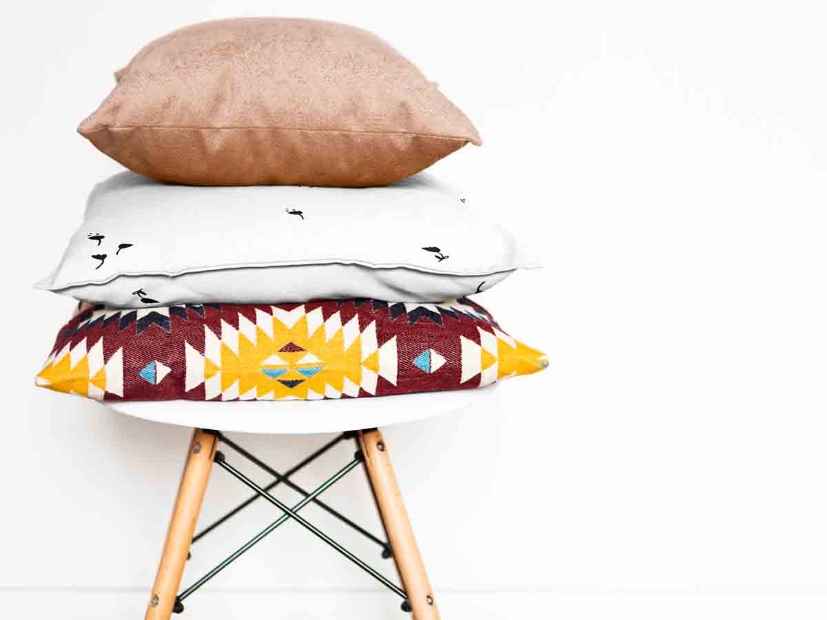 Almohada de salud blanca con dientes de león negros