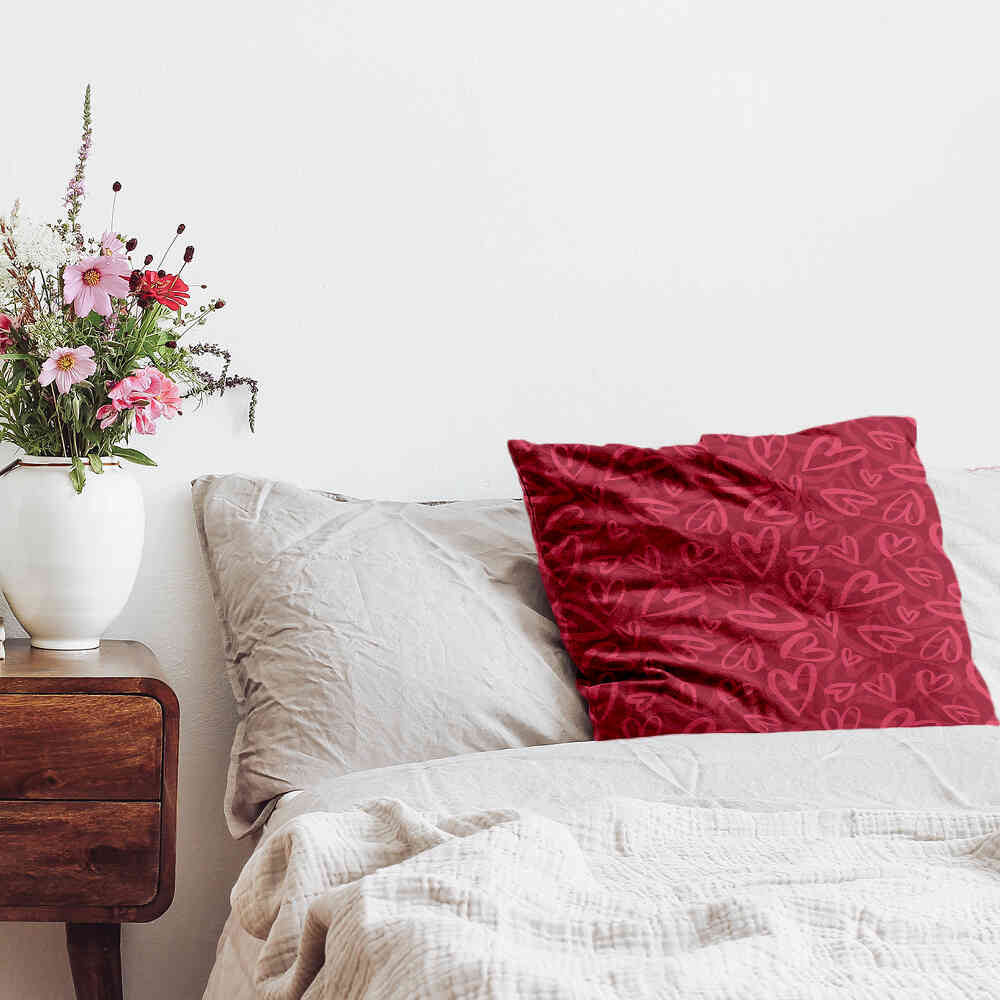 Almohada de salud roja con motivo de corazón rosa
